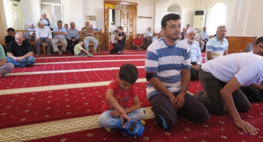 Çocuklar Bu Camide Hem Namaza Geliyor Hem de Oyun Oynuyor
