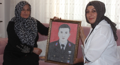 Kahramanmaraş'ta Bir Ressam Şehitlerin Resimlerini Çizerek Ailelerine Hediye Ediyor