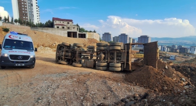 Kahramanmaraş’ta Hafriyat Kamyonu Devrildi