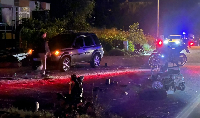 Kahramanmaraş'ta Kamyonet Engelli Araçlarına Çarptı: 1 Ölü, 2 Yaralı