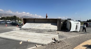 Kahramanmaraş'ta Beton Duvar Blokları Taşıyan Tır Yan Yattı