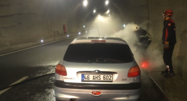 Kahramanmaraş’ta Seyir Halindeki Otomobil Yandı