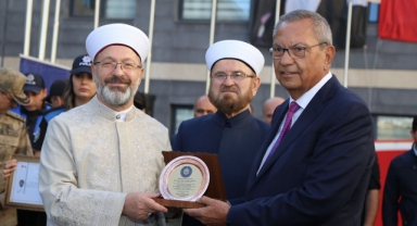 Kipaş Holding Yönetim Kurulu Başkanı M. Hanefi Öksüz'e Teşekkür Plaketi
