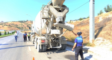 Yola Harç Döküp İlerleyen Beton Mikseri Sürücüsüne Ceza
