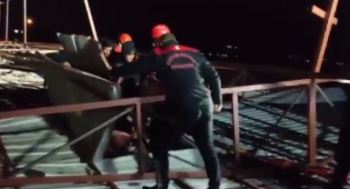 Çöken Çatının Altında Kalan Şahıs Kurtarıldı