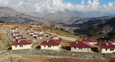 Kahramanmaraş’ta Dev Kayaların Tahrip Ettiği Köyde Deprem Konutları Yükseliyor