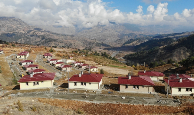 Kahramanmaraş’ta Dev Kayaların Tahrip Ettiği Köyde Deprem Konutları Yükseliyor