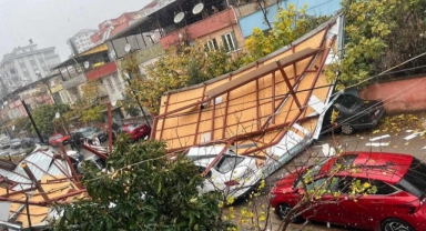 Kahramanmaraş’ta Fırtınada Apartmanın Çatısı Uçtu