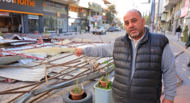 Rüzgarda Uçan Çatının Bir Kişinin Üzerine Düşmesi Anbean Görüntülendi