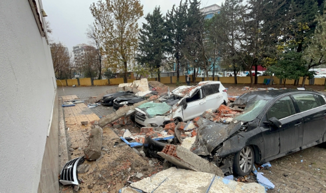 Veli Toplantısı Sırasında Otomobillerin Üzerine Duvar Devrildi: 3 Yaralı