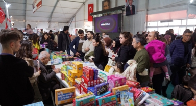9. Uluslararası Kitap Fuarı, Final Gününde de Binlerce Misafirini Ağırladı