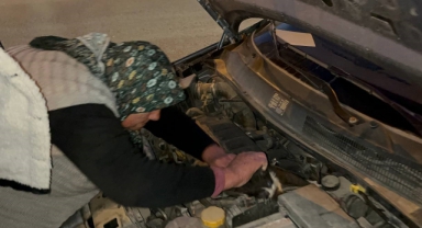 Aracın Motoruna Giren Yavru Kediyi Yaşlı Kadın Kurtardı