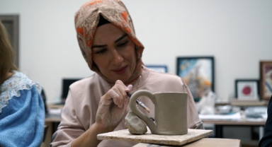 Kursiyerler KAMEK’te Hem El Becerilerini Geliştiriyor Hem de Sosyalleşiyor