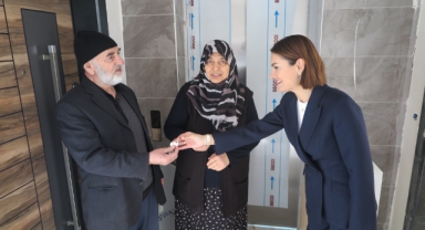 Yerinde Dönüşüm Projesinde Yeni Evine Taşınan Çift Devlete Dua Etti
