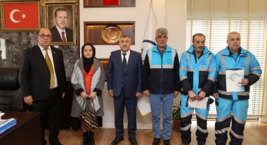 Belediye Ekipleri, Kaybolan Ziynet Eşyalarını Bulup Sahibine Teslim Etti