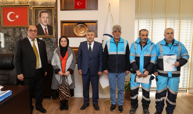 Belediye Ekipleri, Kaybolan Ziynet Eşyalarını Bulup Sahibine Teslim Etti