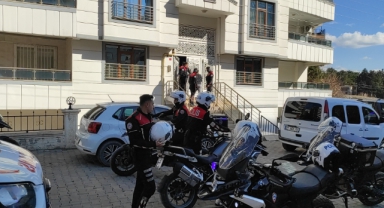 Cinnet Getiren Kadın 2 Kızını Öldürüp İntihar Etti