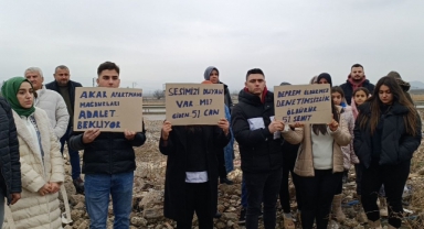 Depremde 51 Kişinin Öldüğü Binaların Müteahhidi Tahliye Edildi, Ölenlerin Aileleri Tepki Gösterdi