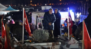 6 Şubat Depremlerinin Yıl Dönümünde Mezarlıkta Hüzünlü Anma
