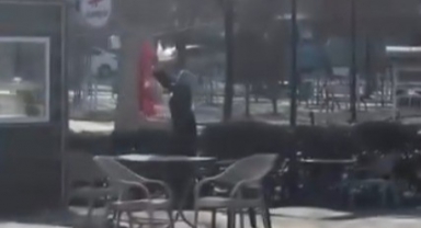 Afşin'de Kavgaya Sebep Olan Zihinsel Engelli Kadın Bayrağı Kesmeye Çalışmış