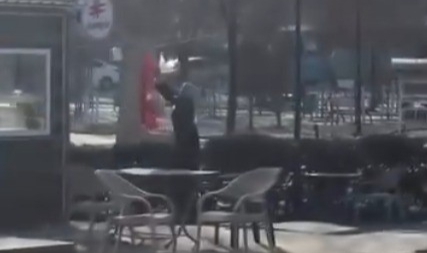 Afşin'de Kavgaya Sebep Olan Zihinsel Engelli Kadın Bayrağı Kesmeye Çalışmış