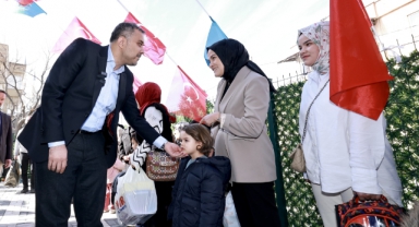 Başkan Toptaş İlk Ders Zilini Çaldı, Miniklerin Heyecanına Ortak Oldu