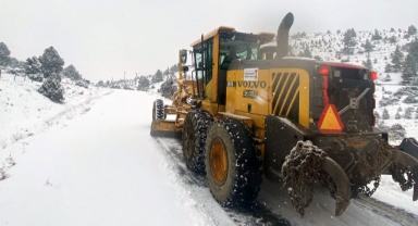 Büyükşehir, Kar Yağışının Ardından Arterleri Ulaşıma Açık Tutuyor