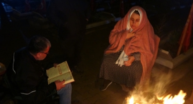 Deprem Şehitlerinin Aileleri, Afetin Yıl Dönümünde Kaybettikleri Yakınlarının Mezarı Başında Dua Ettiler