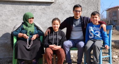 Enes Öğretmen Enkazda Açtığı Tünel İle 4 Kişilik Aileyi Kurtardı