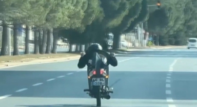 Hem Ehliyetsiz Hem de Motosikleti Yatarak Sürünce Ceza Yağdı