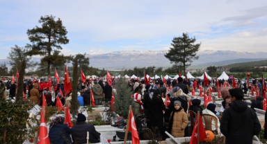 Kahramanmaraş'ta Depremzedeler Depremin Yıl Dönümü Mezarlıklara Akın Etti