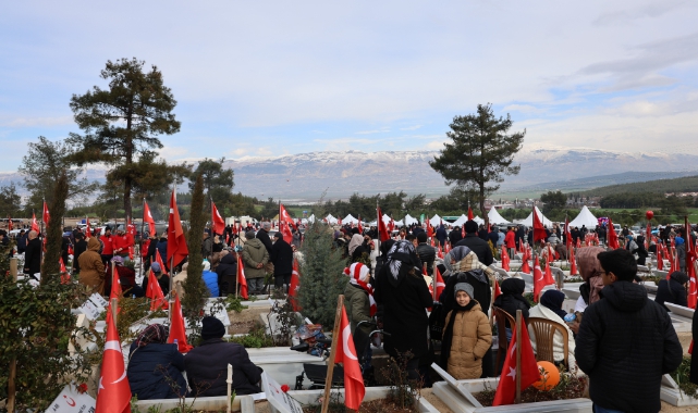Kahramanmaraş'ta Depremzedeler Depremin Yıl Dönümü Mezarlıklara Akın Etti