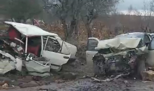 Kahramanmaraş'ta İki Otomobil Kafa Kafaya Çarpıştı: 3 Ölü