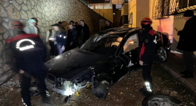 Kahramanmaraş'ta Otomobil Site Bahçesine Düştü