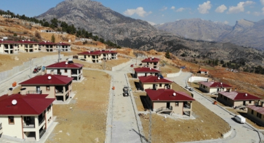 Depremde Dev Kayalar Tahrip Etmişti: Köy Yeniden Kuruldu Yaşam Başladı