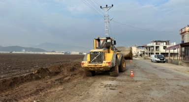 Dulkadiroğlu Belediyesi’nden Aksu ve Karşıyaka Mahallelerini Birleştiren Yolda Kaldırım Çalışması
