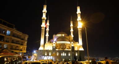 Kadir Gecesi'nde Abdülhamit Han Camii Doldu Taştı