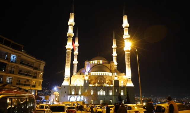Kadir Gecesi'nde Abdülhamit Han Camii Doldu Taştı