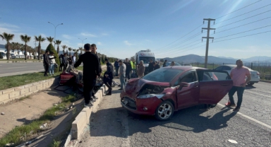 Kahramanmaraş'ta İki Otomobil Kafa Kafaya Çarpıştı: 1'i Ağır 6 Yaralı