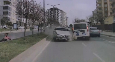 Tofaş Önce Motosiklete Ardından Polis Aracı ve Otomobile Çarptı: 4 Yaralı