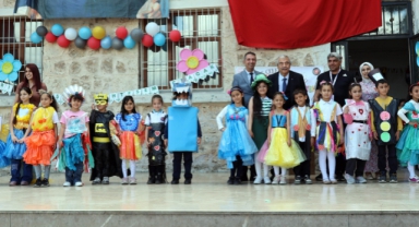 Abdulkadir Konukoğlu Mezun Olduğu İlkokulda