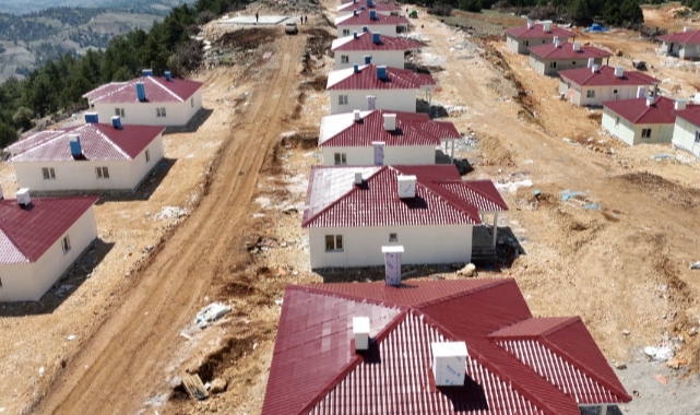 Depremin Merkezinde Köy Evlerinin Yapımı Sürüyor