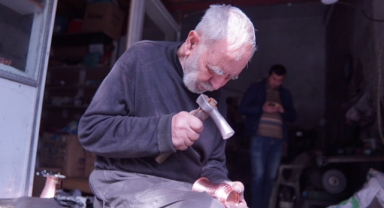 Mesleğinin Son Ustalarından: Durmuş Dede 60 Yıldır Bakırı Sanata Dönüştürüyor