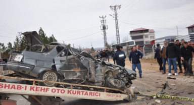 Otomobil Kağıt Gibi Ezildi: 3 Ölü, 3 Yaralı