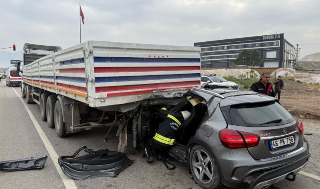 Otomobil Tırın Altına Girdi