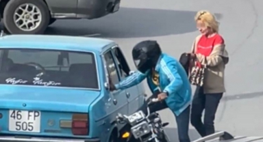 Trafikteki Kavga Kamerada: Öfkeli Sürücü Otomobilin Camını Kırdı
