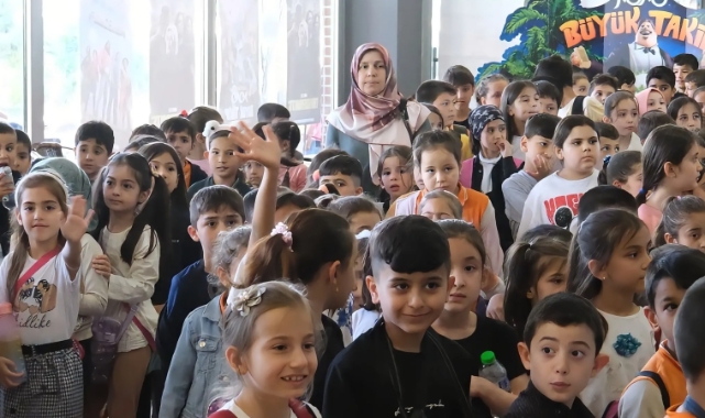 Onikişubat Belediyesi’nden Kırsaldaki 1500 Öğrenciye Sinema Hediyesi