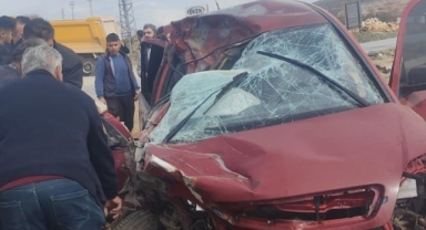 Otomobil, Kamyonla Çarpıştı 14 Yaşındaki Sürücü Hayatını Kaybetti