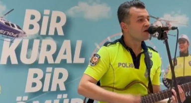 Trafik Polisi Sahneye Çıktı, Gitarı ve Sesiyle Gönüllere Dokundu