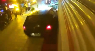 Freni Boşalan Otomobil İş Yerine Çarptı: O Anlar Kamerada